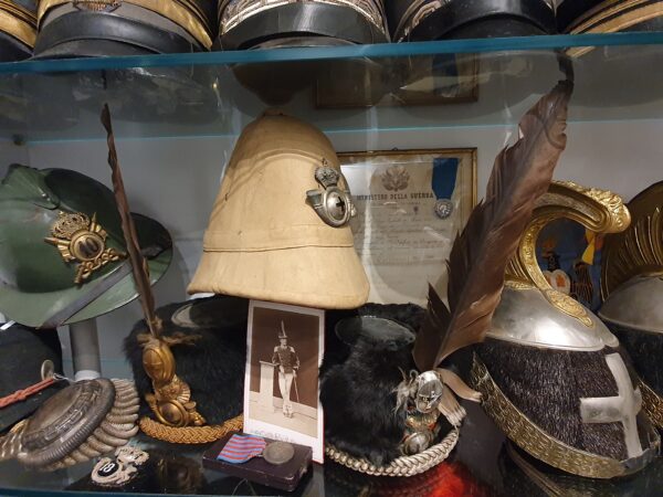 Cimeli di Cavalleria con casco coloniale elmo e colbacco
